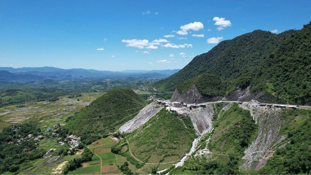 Dive into the scenic charm of Hoa Binh Travel